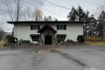 Image de Spacious 5br All-Season Ski-In/Ski-Out Home Modern Renovation & Smart Features