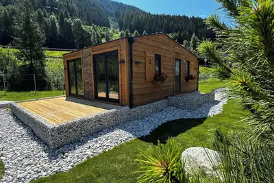 Image de Wooden cabin in Arlberg for 4 people. Cosy, comfortable, and surrounded by nature — enjoy peace and Alpine views at Camping Arlberg.