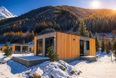 Image de Discover the Stanzertal Cabin at Camping Arlberg, a modern and sustainable accommodation with views of the Alps. Comfort, nature, and style come together for an unforgettable holiday, perfect for any season.