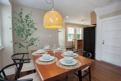 Image de Stylish home in quaint neighborhood with luxe bedding • Fast WiFi • Pet Friendly