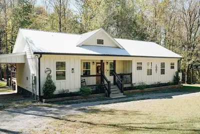 Image de Riverfront Getaway - Wineries, Orchards, & Hiking