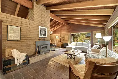 Image de Stay in Graeagle’s One-of-a-Kind Artist’s Adobe