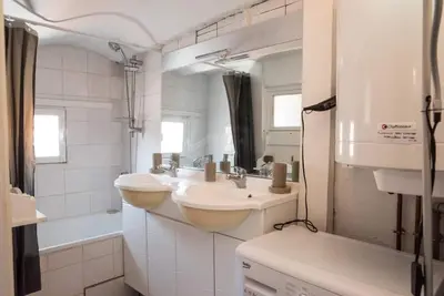 Image de 🌞 Loft sous les toits au cœur de Sète – charme haussmannien & confort climatisé