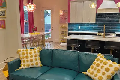 Image de Pink House Social — Where We’re Unapologetically Pink and Undeniably Luxe.