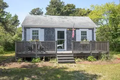 Classic Nantucket Cottage close to Beach!