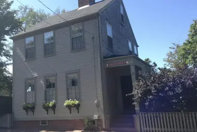 Image de In Town Charm: Sunlit Antique with Gardens