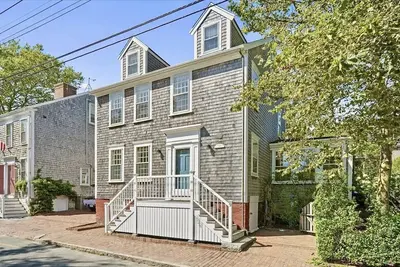 Image de Rennovated home with large kitchen near town!