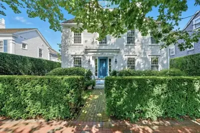 Image de Elegant family home off upper Main Street