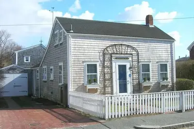 Image de Attractive and charming home in town with beautiful gardens