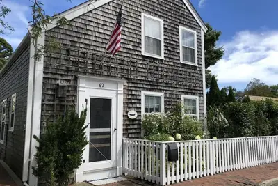 Alurring cozy cottage in town