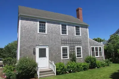 Image de Traditional summer home in Cliff/Lincoln circle neighborhood
