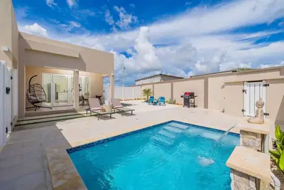 Image de Stylish & Sunny Gem: Mins to Beach ~ Private Pool!