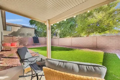 Image de Walk a Trail! Community pool, 3/2 Too cool!