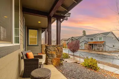 Image de Modern Flagstaff Getaway with Mountain Charm.