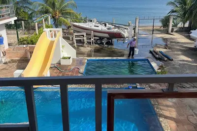 Image de 3 bdr. house, in front of the Bay with swimming pool, 3 terraces, dining room.