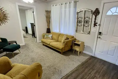 Image de City Center Charm - 3c Cozy Cottage, 3-bedroom house  in charming Norman