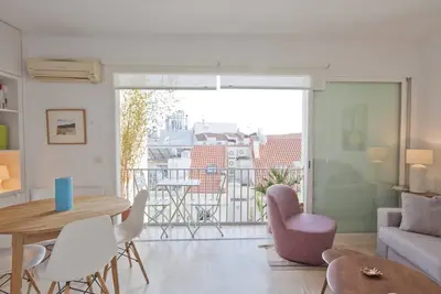 Image de Refuge ensoleillé au-dessus des toits de Chueca