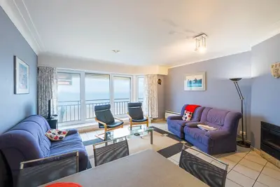 Image de App. chaleureux avec vue frontale sur la mer.