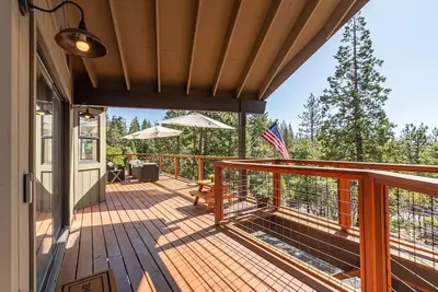 Image de Modern cabin in charming Arnold within Blue Lake Springs community.