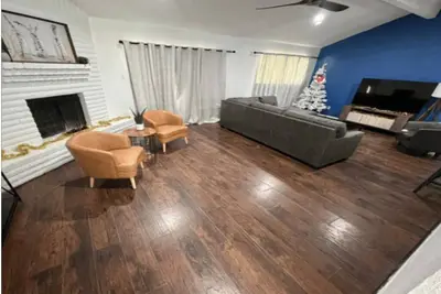 Image de Family home with pool table in Houston with 8 beds and backyard