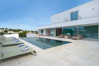 Image de Modern 4-Bedroom Villa with Infinity Pool