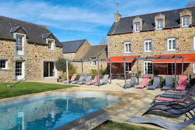 Image de Gîte Les Hervelines avec piscine privée, jardin et Wi-Fi à Pleudihen sur Rance