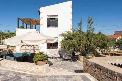 Image de Tzivaeri, Lovely village house with ample outdoor area and plunge pool.
