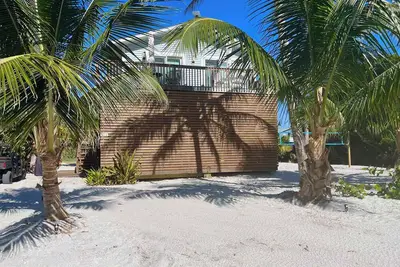 ShellEs Paradise:  Classy Beachside Cottage