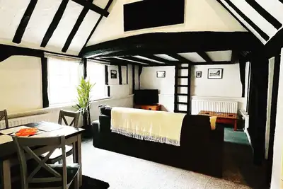 Image de Grade 2 listed Charming Property in Cross Keys Mews by the river