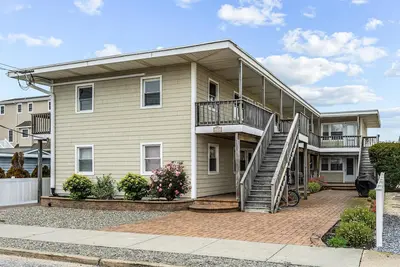 Image de conveniently located first-floor beach block condo