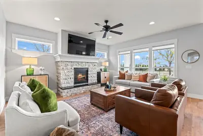 Image de Modern Family Home | Sauna, Fire Pit, Swings & Access to Pools & Parks