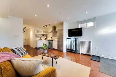 Image de Stylish Hotel-Style Basement Suite for Family Stays