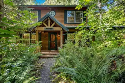 Riverfront Cabin with Hot Tub, Large Porch