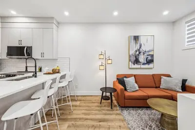 Image de Luxury Lower Suite, 9 Ft Ceiling, Full Kitchen