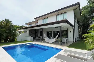 Image de Sophisticated 3 br and private pool at Laguna