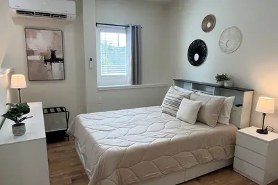 Image de Full Renovation, new construction throughout. 8 of 8 Studios, 1 mile to Asv