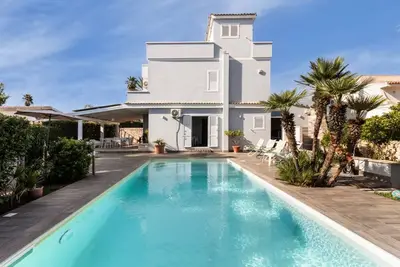 Image de Villa Lucilla is a beautifully renovated holiday home located just a short walk from the crystal-clear waters of Fontane Bianche. Elegant and bright, it accommodates up to 6 guests in modern, well-designed spaces created to ensure comfort and relaxation