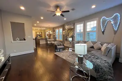 Image de Modern Upscale 3-bedroom house in Houston energy corridor