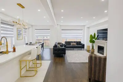 Image de Lux 3 Bedroom Home near Public Transit