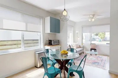 Image de Spacious 2br/2ba in the heart of Little Havana—steps to Calle Ocho, walk to local cafés, culture, and nightlife. Enjoy a stylish, fully equipped stay, with terrace, fast WiFi, and free parking.