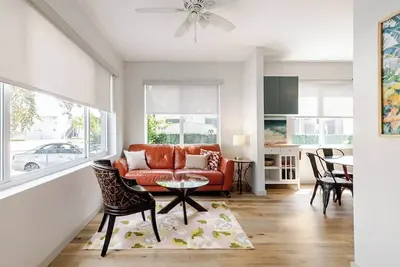 Image de Spacious 2br/2ba in the heart of Little Havana—steps to Calle Ocho, walk to local cafés, culture, and nightlife. Enjoy a stylish, fully equipped stay, with terrace, fast WiFi, and free parking.