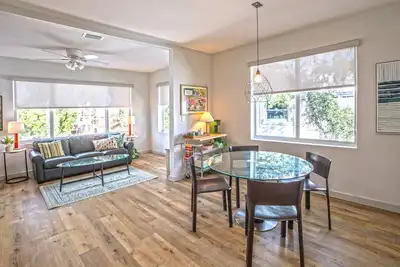 Image de Spacious 2br/2ba in the heart of Little Havana—steps to Calle Ocho, walk to local cafés, culture, and nightlife. Enjoy a stylish, fully equipped stay, with balcony, fast WiFi, and free parking. Second Floor Walk-Up Unit.