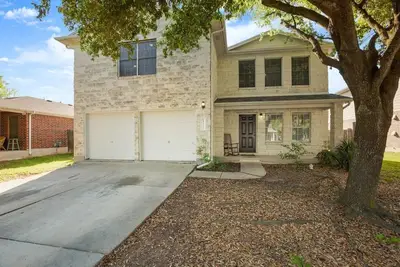 Image de Comfy gathering space in Ne Austin with fantastic Hoa amenities.