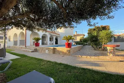 Image de Maison/Villa à Empuriabrava avec piscine, Jardin et Wifi. A proximité de tout