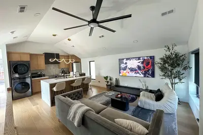 Image de Designer Retreat 2br w Cowboy Pool, Fire Pit  & Fast Access