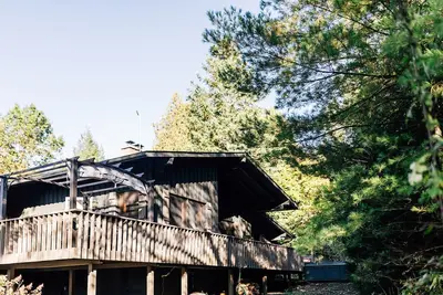 Image de The Chalet in Northumberland County. Private pond and hot-tub!