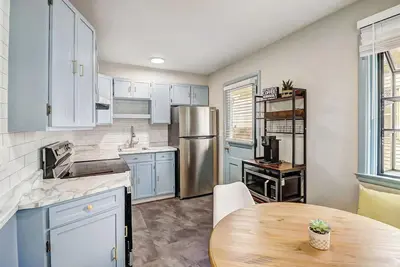 Image de Trendy neighborhood, walkable to local restaurants and shops, near Osu