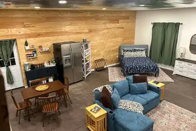 Image de Rustic charm meets modern comfort in this cozy high-desert cottage