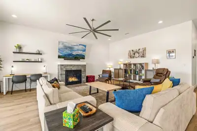 Image de Single Level Family Home - Sleeps 6, West Side, A/C! New