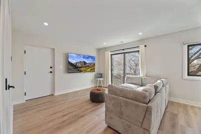 Image de Stylish 2br/2ba • Free Parking • In-Unit Laundry • Great Location